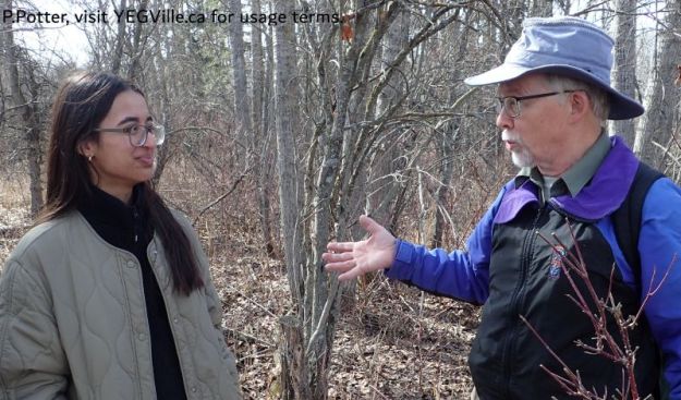 Dave E. from Wagner discusses the site with UofA student Sanna, 2025-04-12, Wagner NA, P. Potter.
